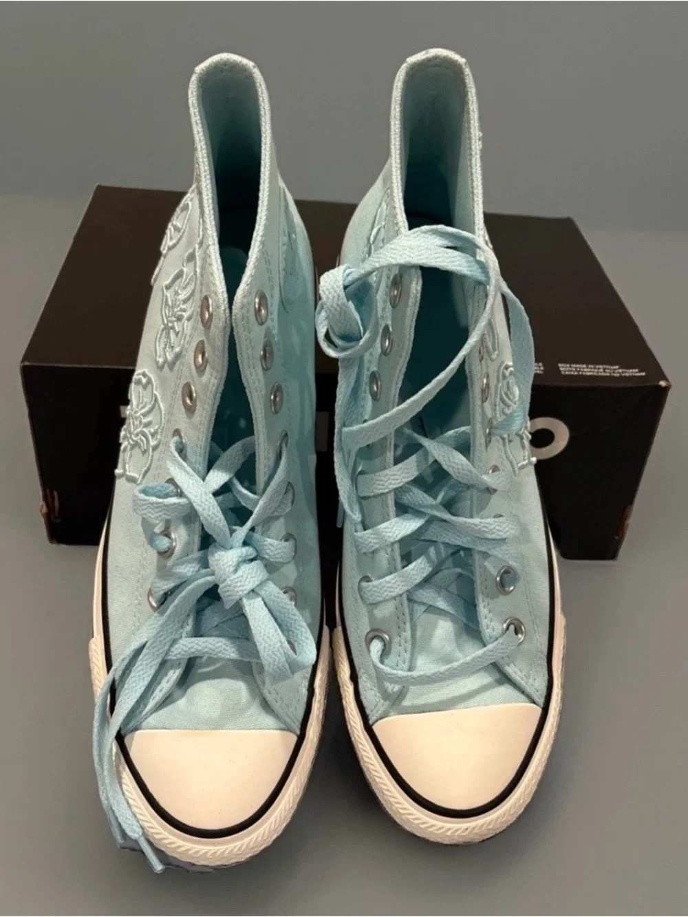 Converse Women’s High Top Sneakers in Light Aqua w Floral Embroidery size 9.5